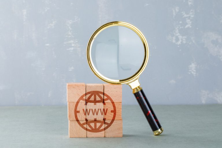 دومين .sa أم .com؟ أيهما أفضل لموقعك في السعودية؟